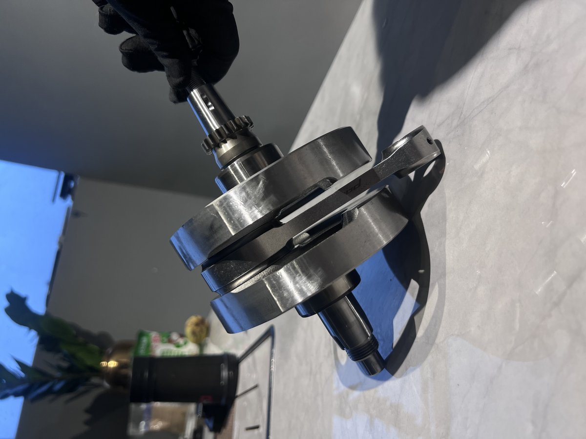 Motorcycle crankshaft and connecting rod assembly