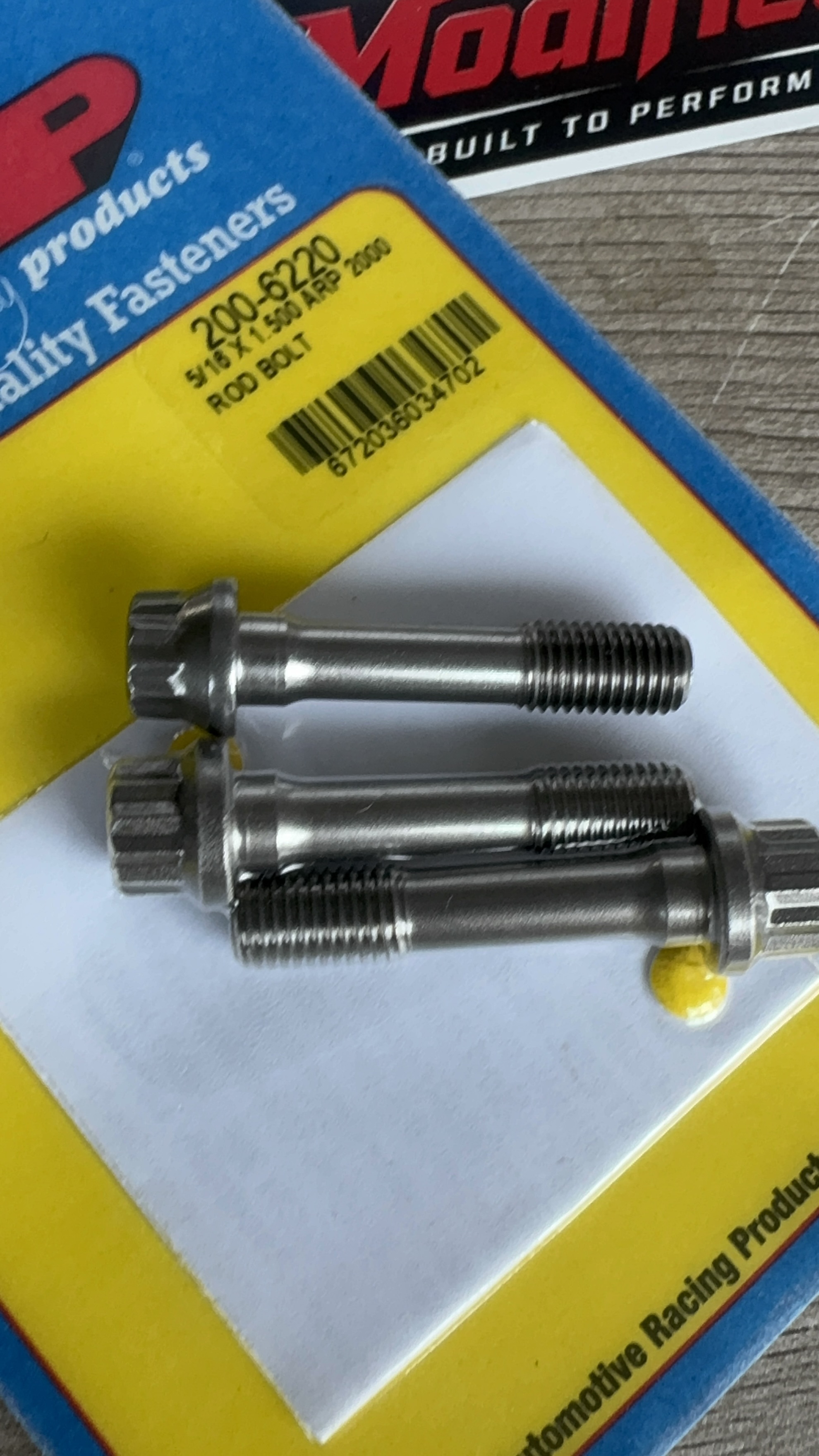 Connecting rod bolt and ARP 2000 comparison