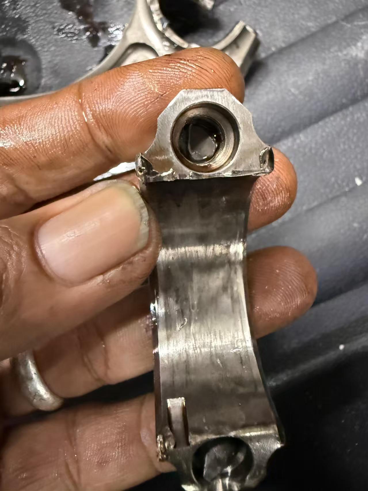 Connecting rod condition after a bolt failure